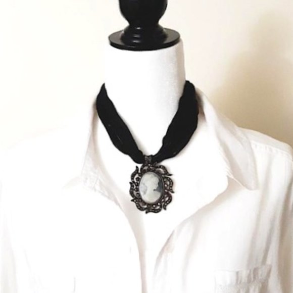 BLACK Satin Cameo Crystal Brass Pendant-Necklace - Picture 4 of 9